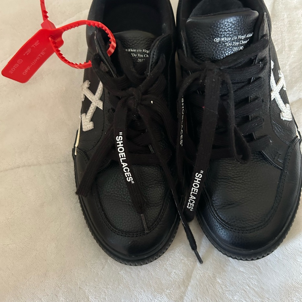 Off-White Volc Low Black and White Leather Sneakers